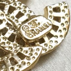  Bộ Trang Sức Chanel Vàng - Cài Áo & Bông Tai Pha Lê Trắng (AD) 