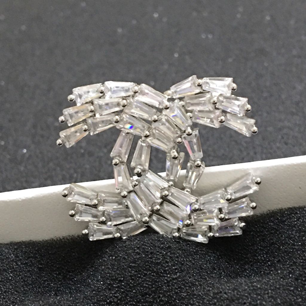  Cài Áo Nam, Nữ - Chanel Lưới Size To Màu Trắng Pha Lê (AJ) 