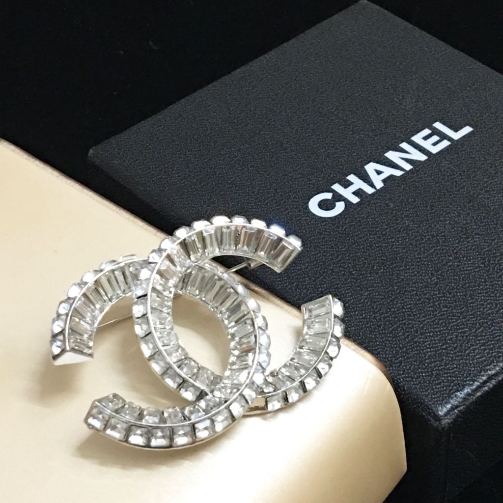  Cài Áo Nam, Nữ - Chanel Màu Trắng Bản To Pha Lê (BP) 