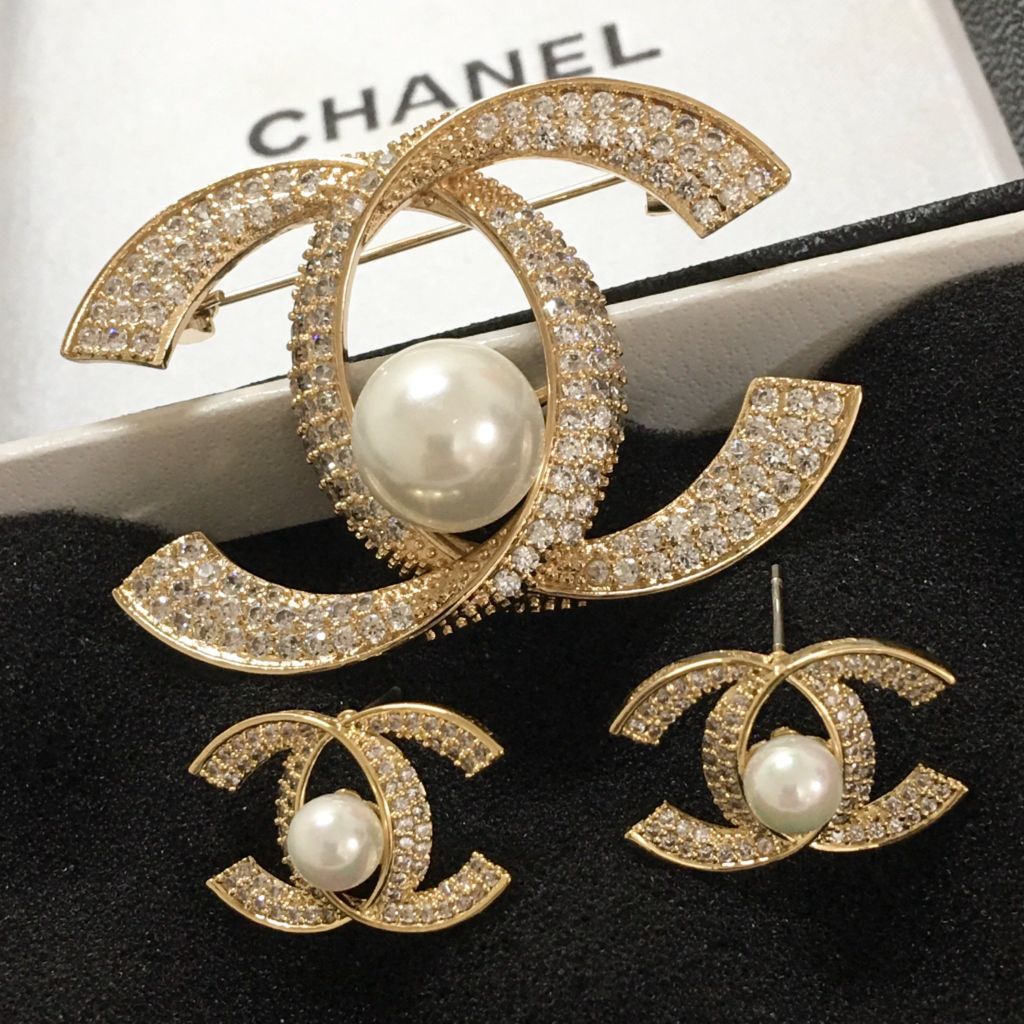  Bộ Trang Sức Chanel Vàng Hồng - Cài Áo & Bông Tai Ngọc Trai & Pha Lê Trắng (AE) 