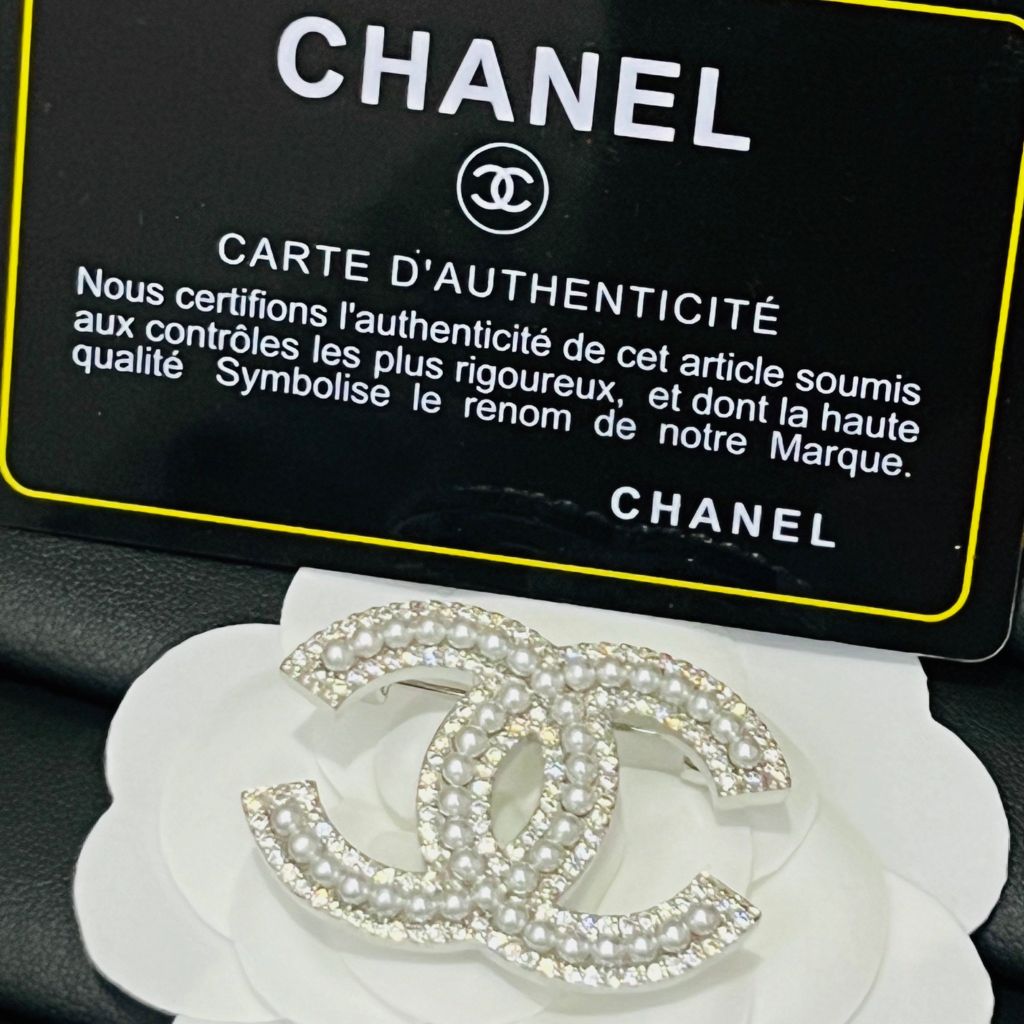  Cài Áo Chanel Màu Trắng Ngọc Trai & Pha Lê (CZ) 