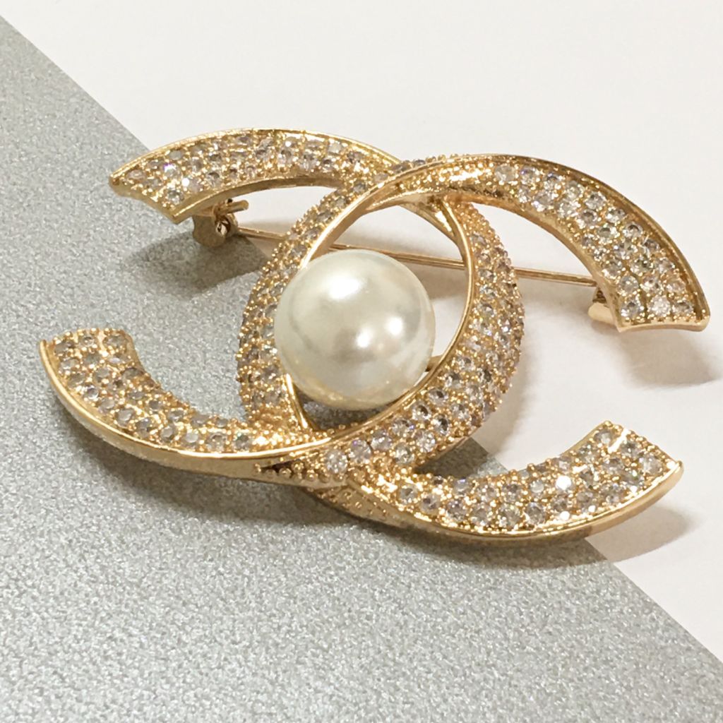  Bộ Trang Sức Chanel Vàng Hồng - Cài Áo & Bông Tai Ngọc Trai & Pha Lê Trắng (AE) 