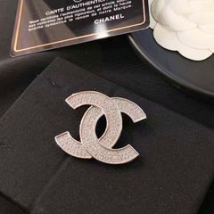  Cài Áo Nam, Nữ - Chanel Màu Trắng Pha Lê (BB) 