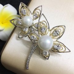  Cài Áo 2 Cánh Hoa Vàng Ngọc Trai & Pha Lê Trắng (AK) 