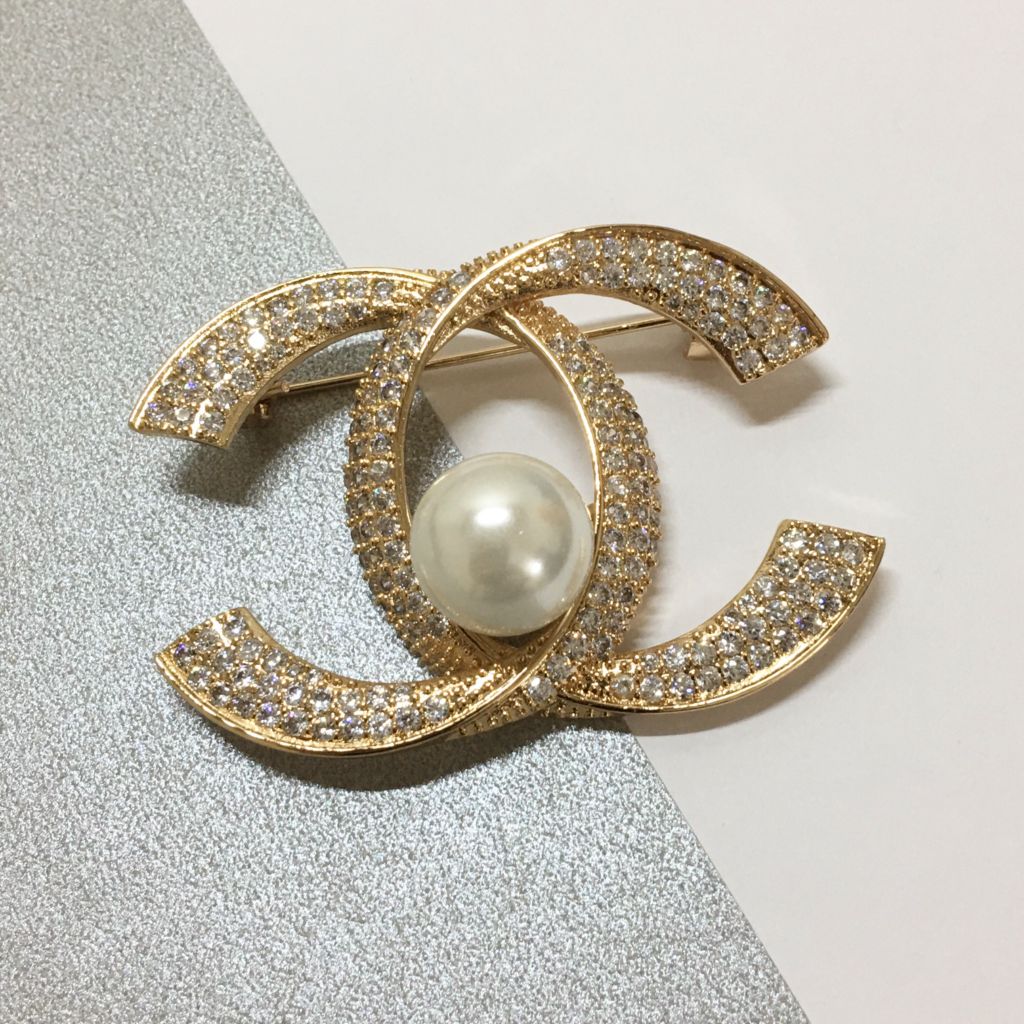  Bộ Trang Sức Chanel Vàng Hồng - Cài Áo & Bông Tai Ngọc Trai & Pha Lê Trắng (AE) 
