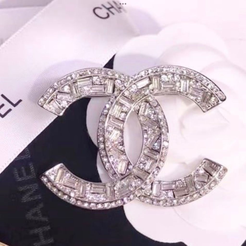  Cài Áo Nam, Nữ - Chanel Màu Trắng Bản To Pha Lê (CM) 