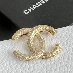  Bộ Trang Sức Chanel Màu Vàng - Cài Áo & Bông Tai Pha Lê Trắng (AK) 