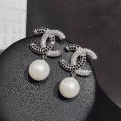  Bông Tai Chanel Màu Trắng Ngọc Trai & Pha Lê Trắng Đen (BI) 