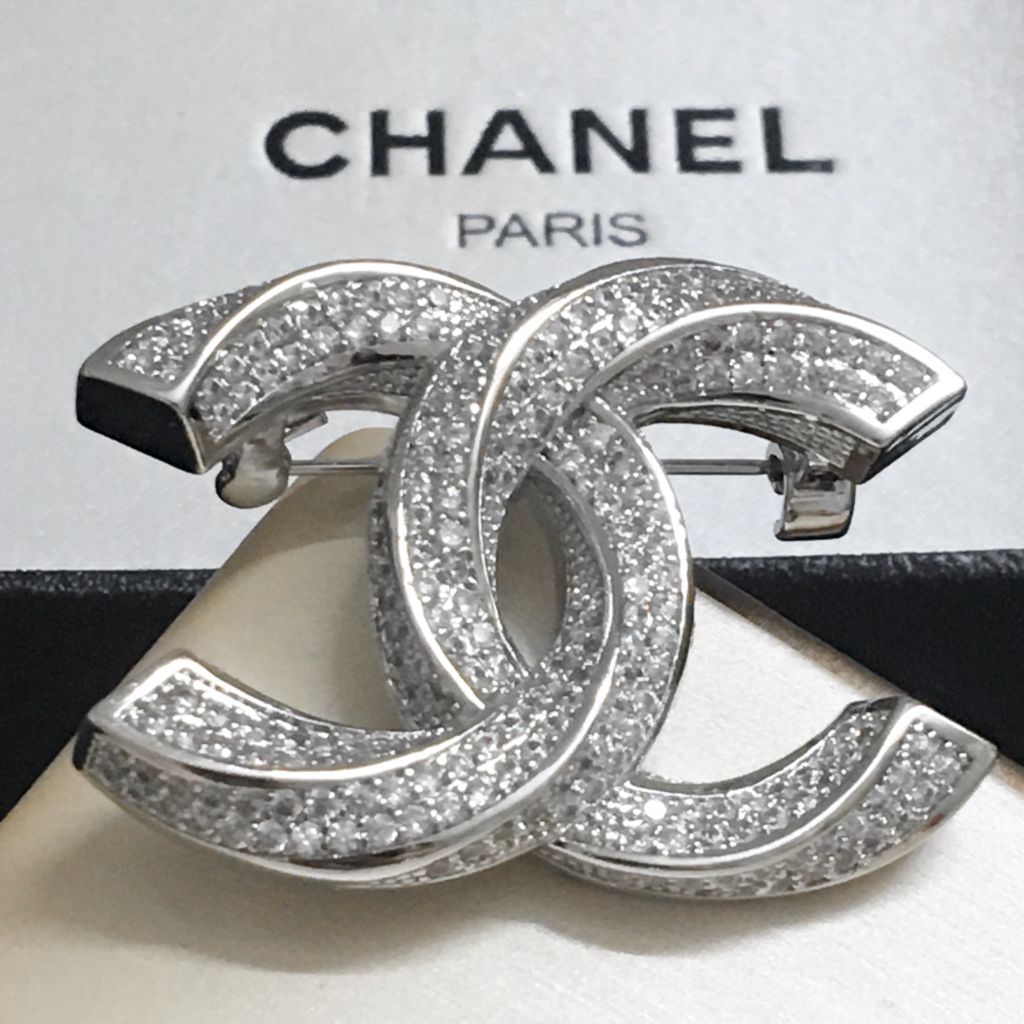  Bộ Trang Sức Chanel Trắng - Cài Áo & Bông Tai Pha Lê (AB) 
