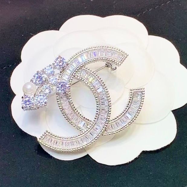  Cài Áo Nam, Nữ - Chanel Màu Trắng Ngọc Trai & Pha Lê (CE) 