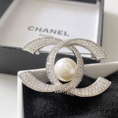  Bộ Trang Sức Chanel Trắng - Cài Áo & Bông Tai Ngọc Trai & Pha Lê (AI) 