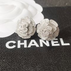  Bộ Trang Sức Hoa Trà Chanel Trắng - Cài Áo & Bông Tai Pha Lê (AJ) 