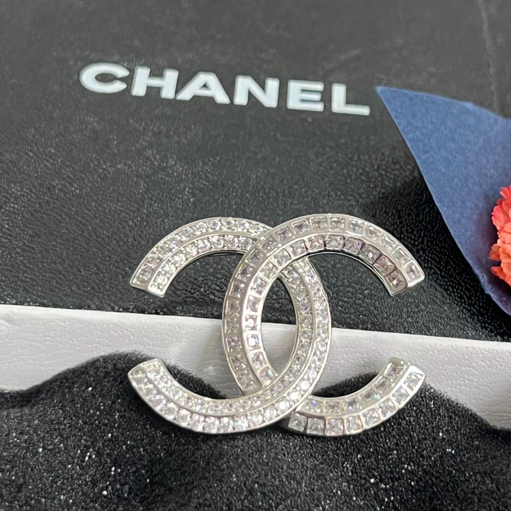  Cài Áo Chanel Màu Trắng Pha Lê (CU) 