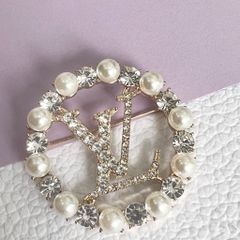  Cài Áo Nam, Nữ - LV Màu Vàng Ngọc Trai & Pha Lê Trắng (AD) 