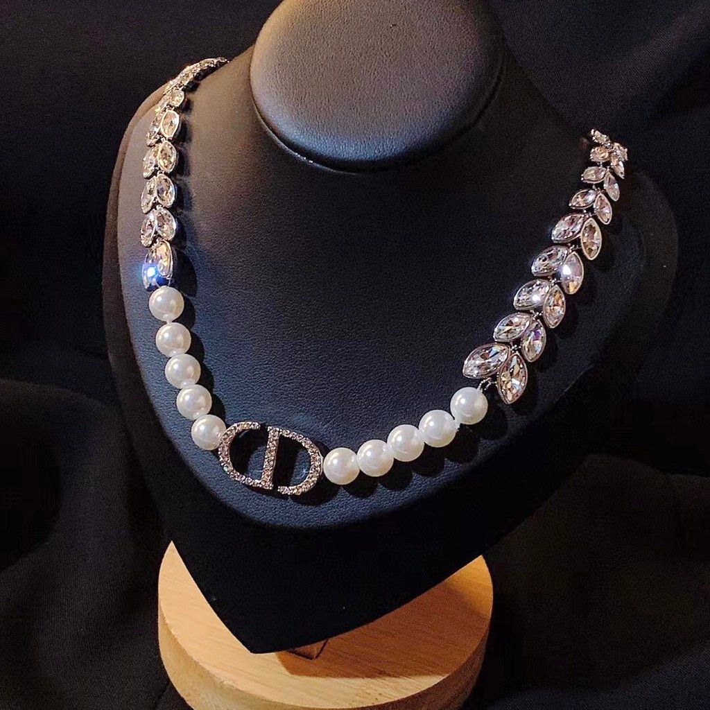  Bộ Trang Sức Dior Trắng - Vòng cổ Choker & Bông Tai Ngọc Trai, Pha Lê 2 Kiểu Đeo Quý Phái (AG) 