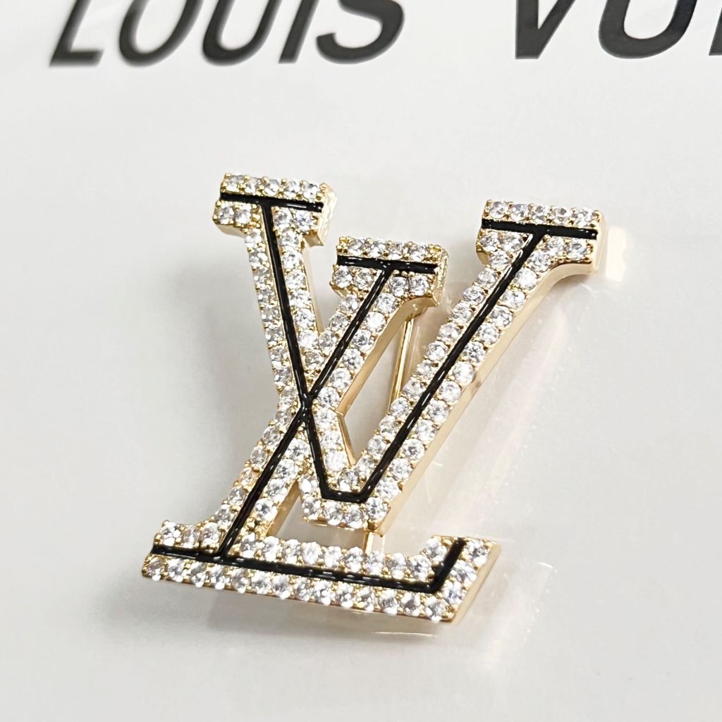  Cài Áo Nam, Nữ - LV Màu Vàng Pha Lê Trắng (AE) 