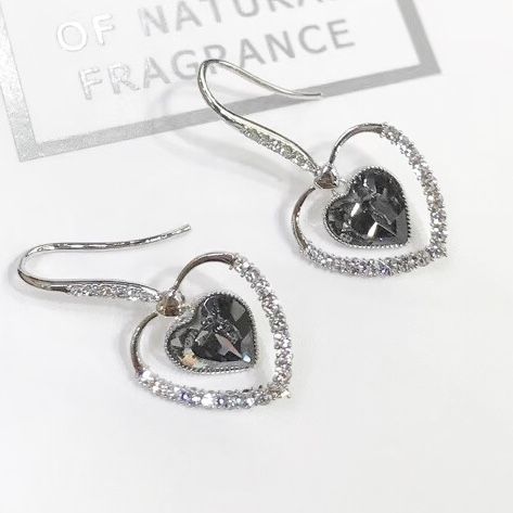  Bông Tai Trái Tim Pha Lê Đen & Trắng (AV) 