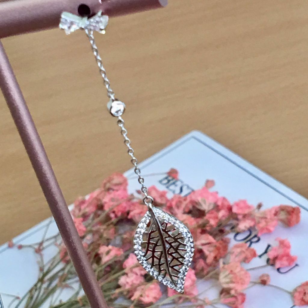  Bông Tai Tua Rua Chiếc Lá & Cái Nơ Pha Lê Trắng (AD) 