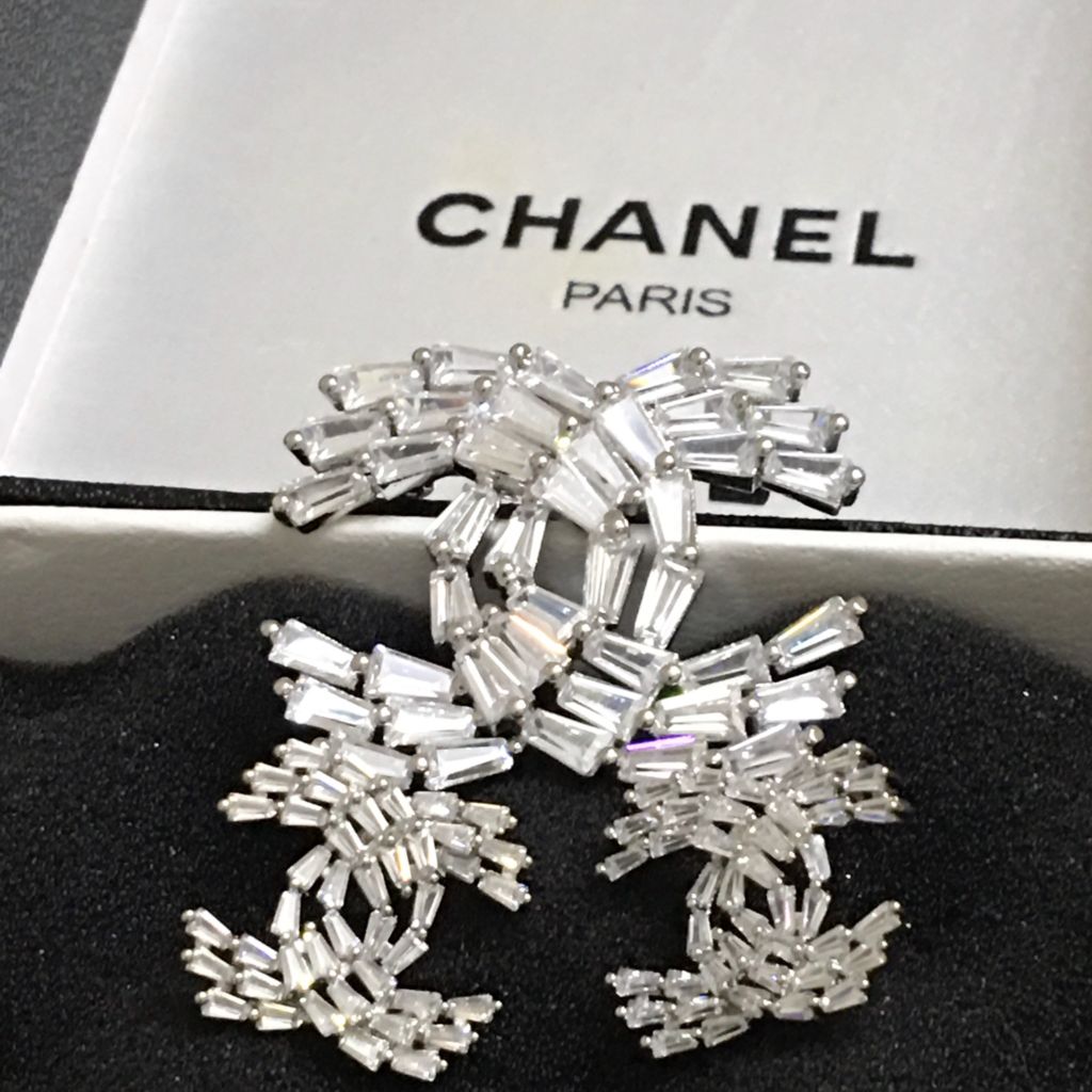  Bộ Trang Sức Chanel Trắng - Cài Áo & Bông Tai Pha Lê (AG) 