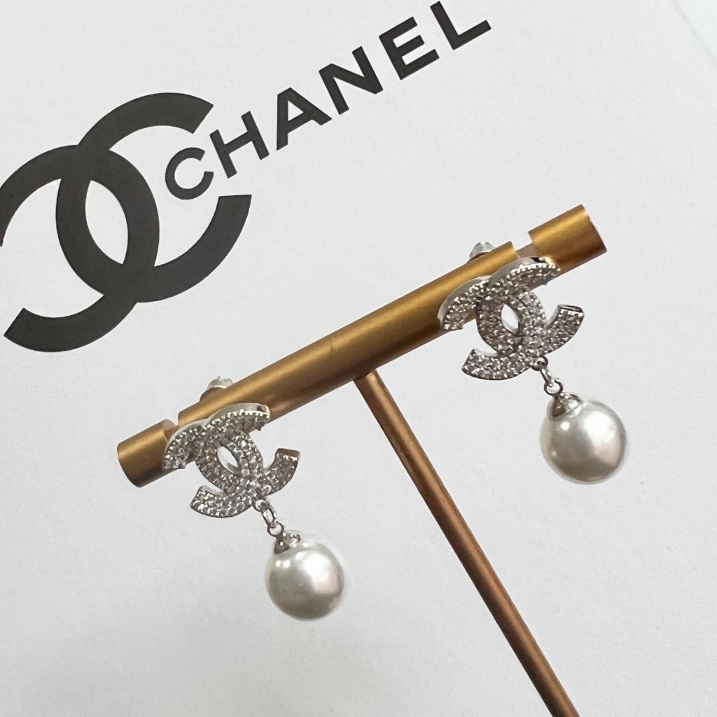  Bông Tai Chanel Màu Trắng Ngọc Trai & Pha Lê (CG) 