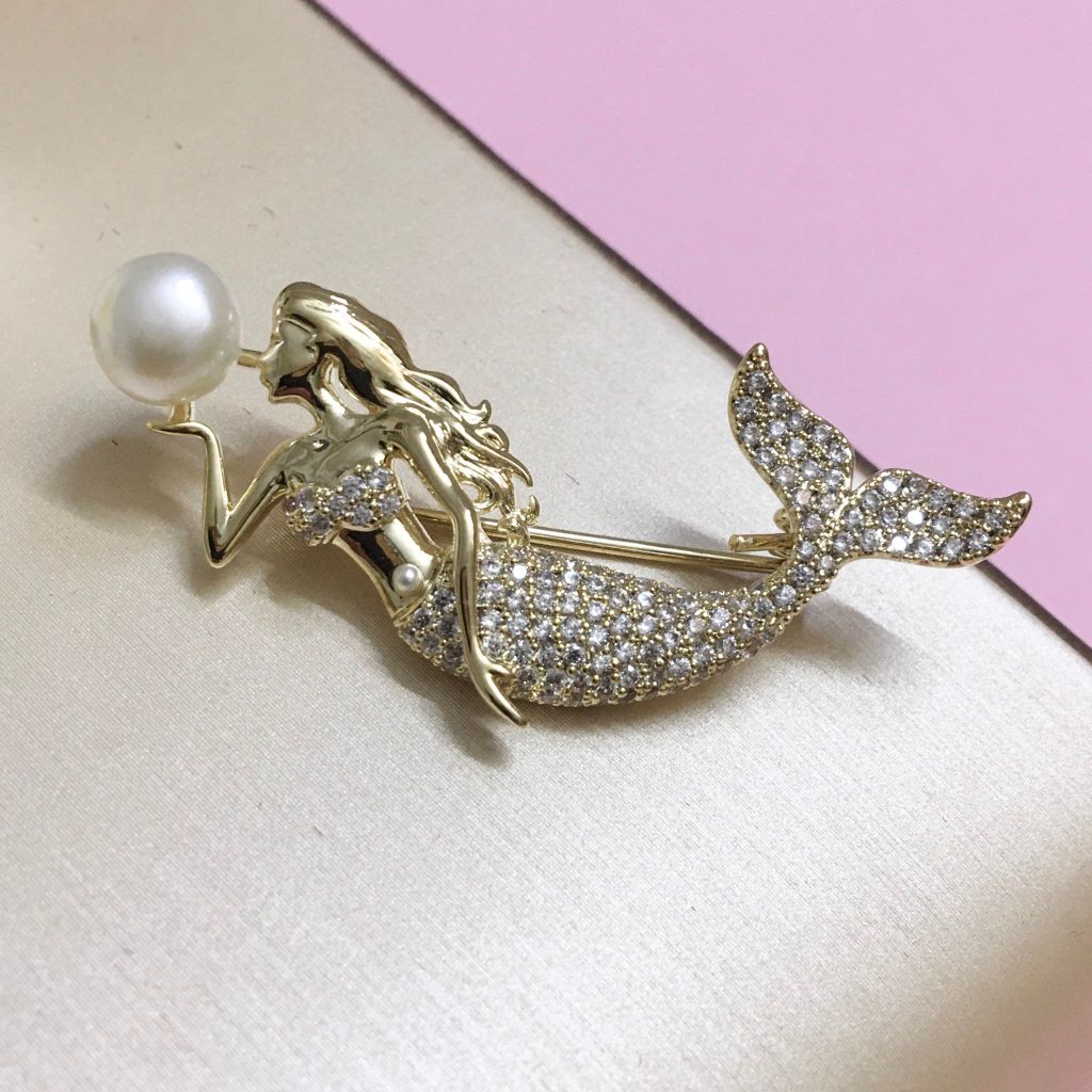  Cài Áo Nàng Tiên Cá Ngọc Trai & Pha Lê Trắng 