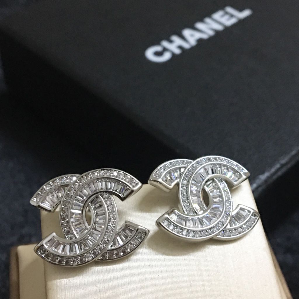  Bông Tai Chanel Bản To Màu Trắng Pha Lê (BU) 