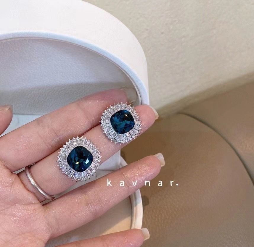  Bông Tai Vuông Bản To Pha Lê Xanh Bích & Trắng Sang Trọng (AP) 