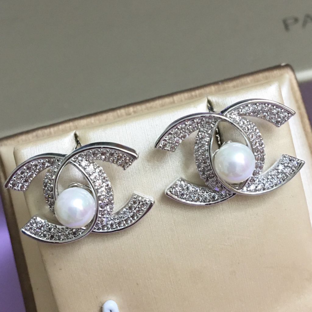  Bông Tai Chanel Màu Trắng Ngọc Trai & Pha Lê (AK) 