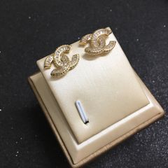  Bộ Trang Sức Chanel Vàng - Cài Áo & Bông Tai Pha Lê Trắng (AD) 