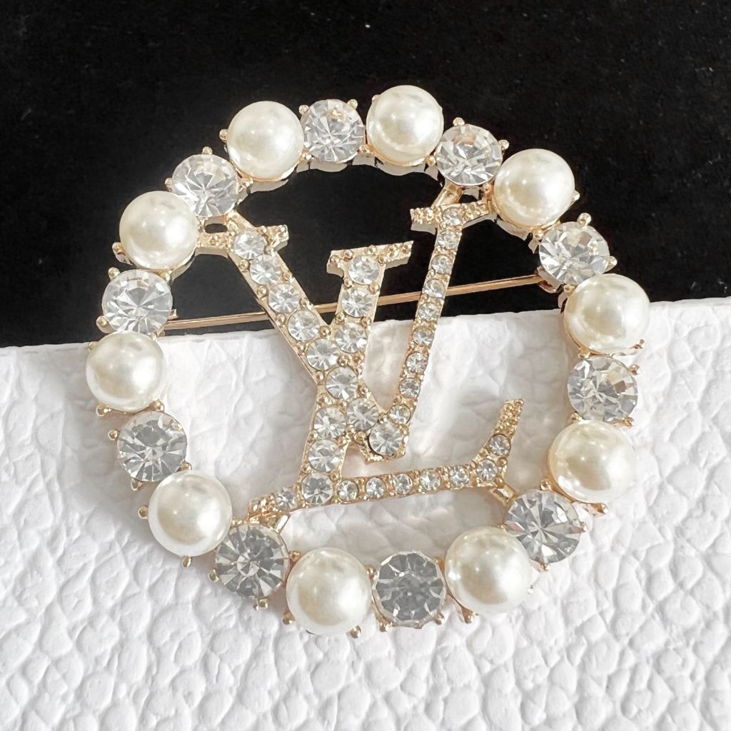  Cài Áo Nam, Nữ - LV Màu Vàng Ngọc Trai & Pha Lê Trắng (AD) 