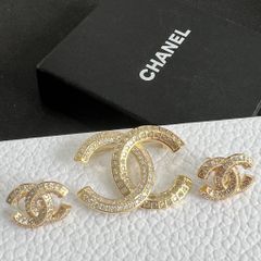  Bộ Trang Sức Chanel Màu Vàng - Cài Áo & Bông Tai Pha Lê Trắng (AK) 