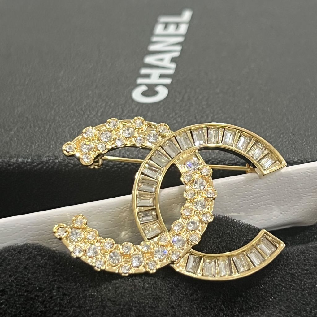  Cài Áo Chanel Màu Vàng Pha Lê Trắng (CT) 