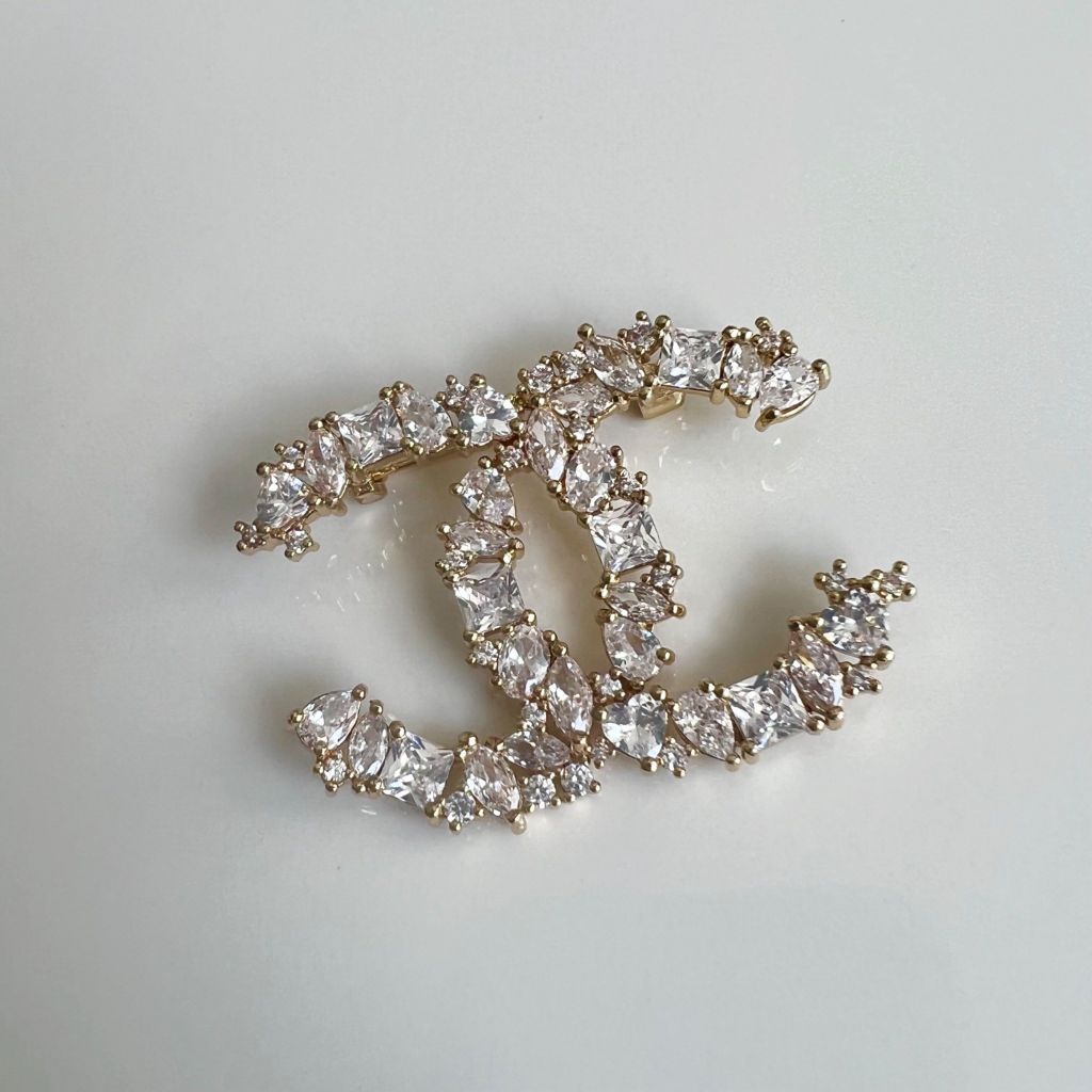  Cài Áo Nam, Nữ - Chanel Màu Vàng Bản To Pha Lê Trắng (CH) 