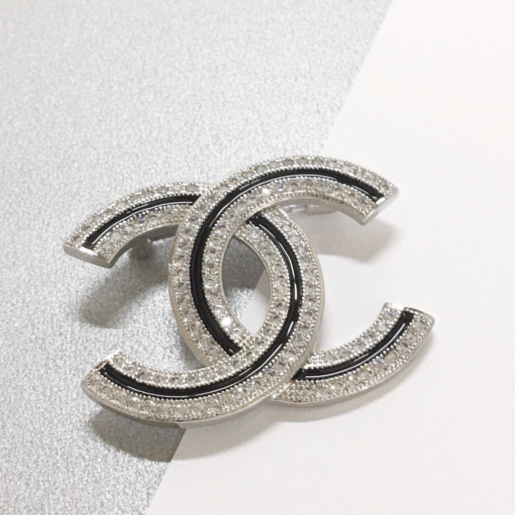  Cài Áo Chanel Màu Trắng Đen Pha Lê (BA) 