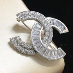  Bộ Trang Sức Chanel Trắng - Cài Áo & Bông Tai Pha Lê (AH) 