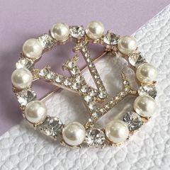  Cài Áo Nam, Nữ - LV Màu Vàng Ngọc Trai & Pha Lê Trắng (AD) 