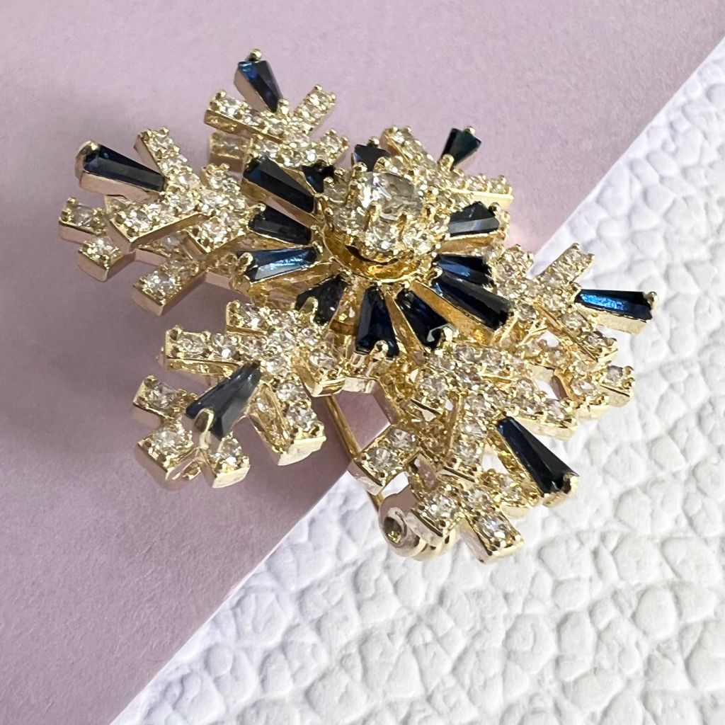  Cài Áo Nam, Nữ - Hoa Tuyết Xoay Màu Vàng Pha Lê Xanh Bích & Trắng 