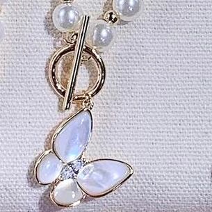  Dây Chuyền Ngắn - Choker Con Bướm Vàng Vỏ Trai Nước Ngọt & Pha Lê, Ngọc Trai Trắng Tinh Tế 