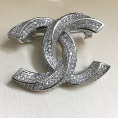  Cài Áo Nam, Nữ - Chanel Xoắn Màu Trắng Pha Lê (AY) 