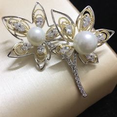  Cài Áo 2 Cánh Hoa Vàng Ngọc Trai & Pha Lê Trắng (AK) 