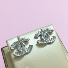  Bông Tai Chanel Màu Trắng Pha Lê (AQ) 