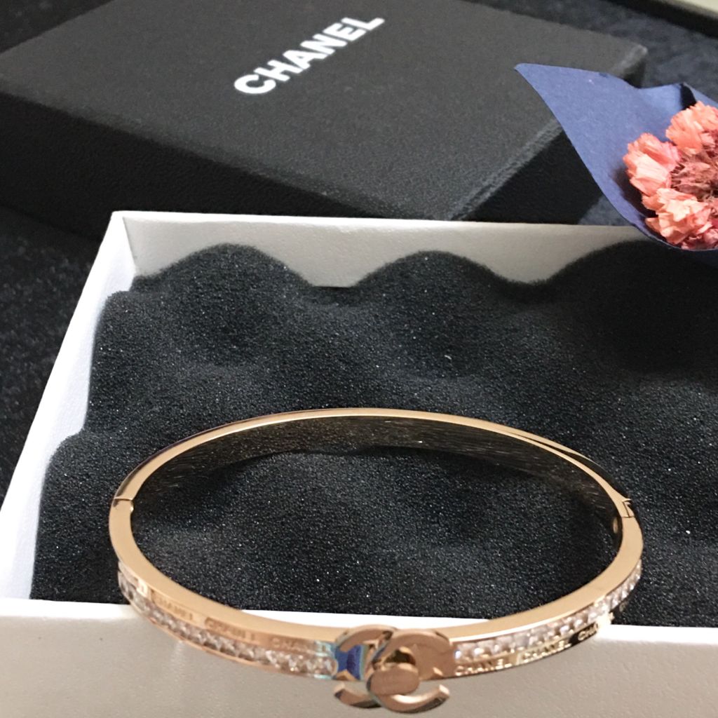  Vòng Tay TiTan Cao Cấp - Chanel Màu Vàng Hồng Pha Lê Trắng (AC) 