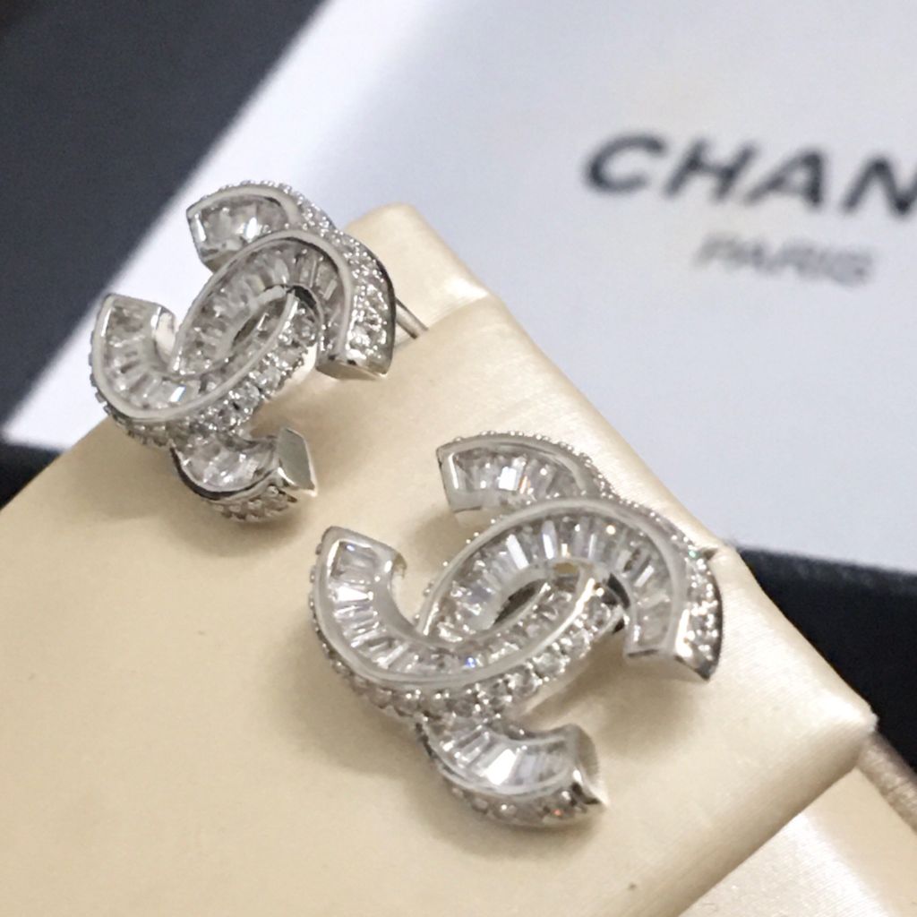  Bộ Trang Sức Chanel Trắng - Cài Áo & Bông Tai Pha Lê (AC) 