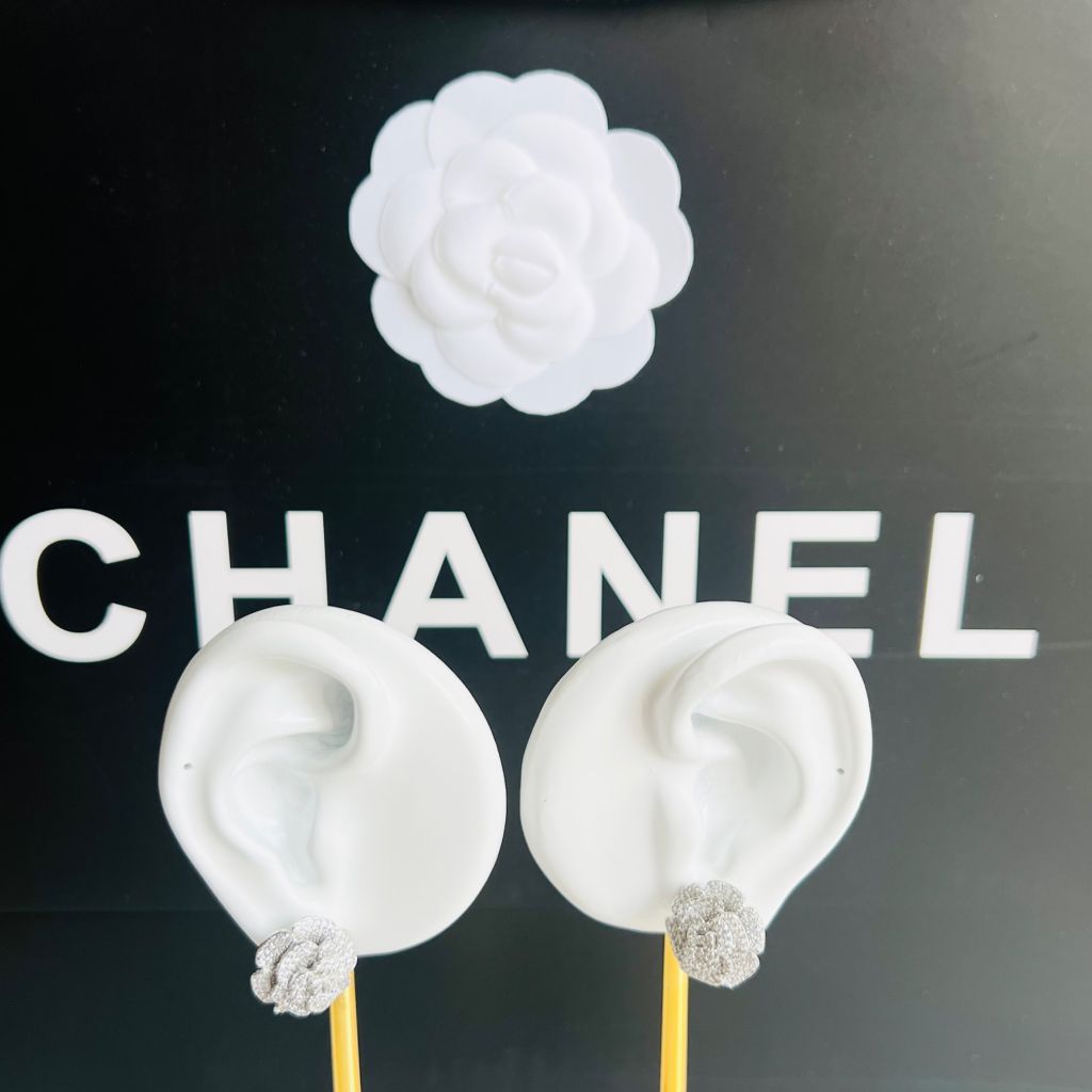  Bộ Trang Sức Hoa Trà Chanel Trắng - Cài Áo & Bông Tai Pha Lê (AJ) 