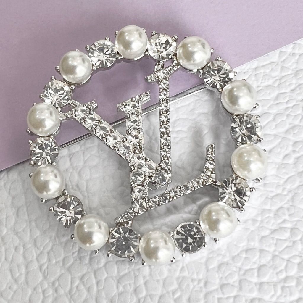  Cài Áo Nam, Nữ - LV Màu Trắng Ngọc Trai & Pha Lê (AC) 