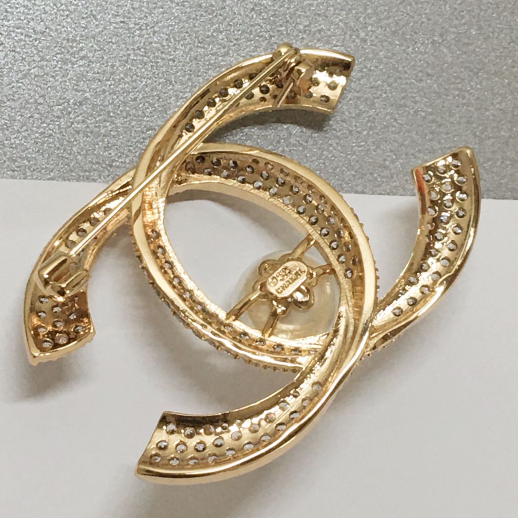  Bộ Trang Sức Chanel Vàng Hồng - Cài Áo & Bông Tai Ngọc Trai & Pha Lê Trắng (AE) 