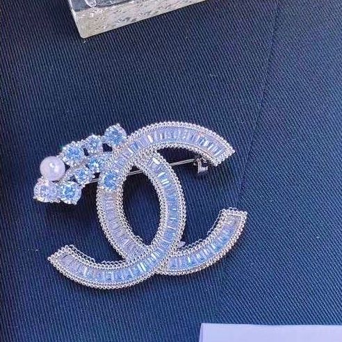  Cài Áo Nam, Nữ - Chanel Màu Trắng Ngọc Trai & Pha Lê (CE) 