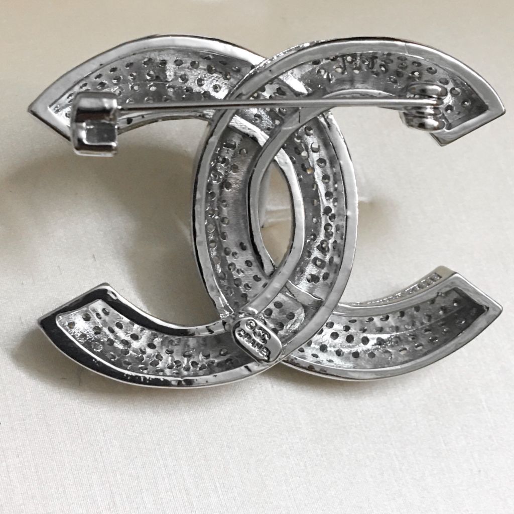  Cài Áo Nam, Nữ - Chanel Xoắn Màu Trắng Pha Lê (AY) 