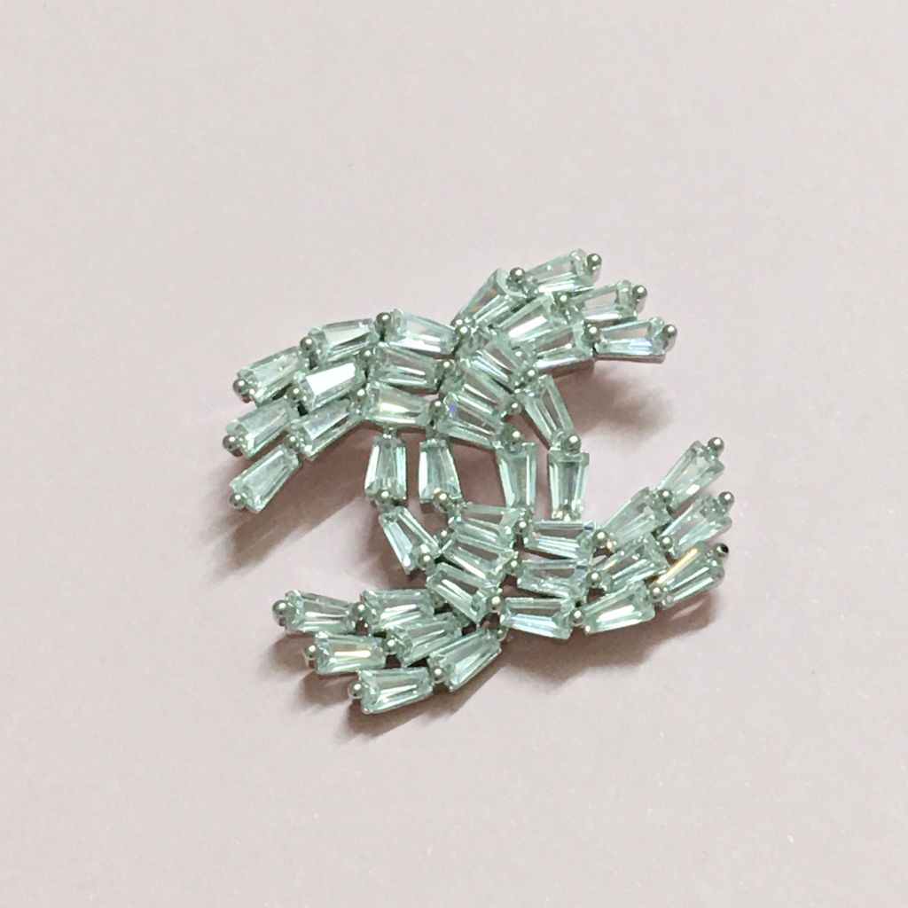  Cài Áo Nam, Nữ - Chanel Lưới Size To Màu Trắng Pha Lê (AJ) 