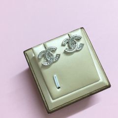  Bông Tai Chanel Màu Trắng Pha Lê (AQ) 